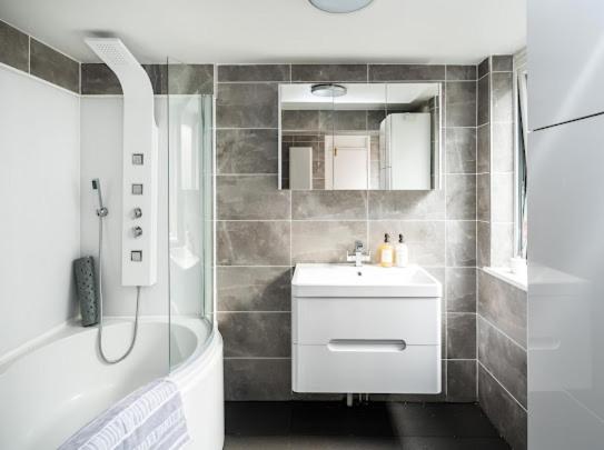 Apartamento New Modern Hybrid 4 Bedroom 7 Bed 9 Guest Capacity *
