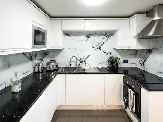 New Modern Hybrid 4 Bedroom 7 Bed 9 Guest Capacity * Londres