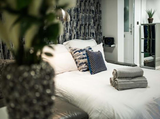 Apartamento New Modern Hybrid 4 Bedroom 7 Bed 9 Guest Capacity *