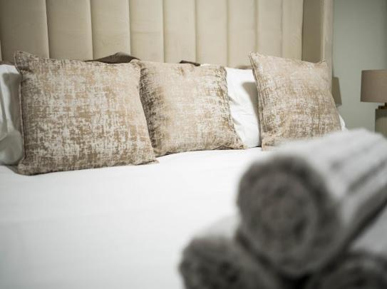 Apartamento New Modern Hybrid 4 Bedroom 7 Bed 9 Guest Capacity *